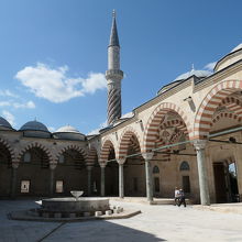 ねじれ模様の尖塔が特徴のモスク