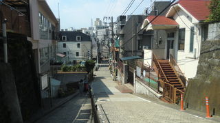 元町商店街から続く坂道