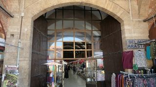 モスクを訪れる信者を対象にした商業施設