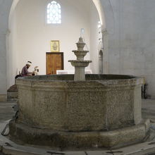 精神病治療で用いられた水音発生のための泉