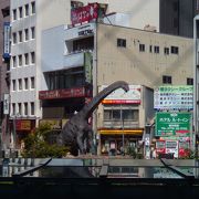 駅前に恐竜がいる、福井駅!