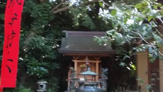 小さいながらも厳かな雰囲気