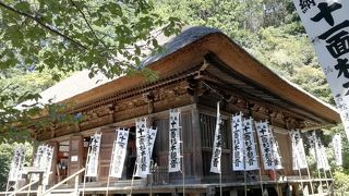 堂内は厳かで神秘的な雰囲気です