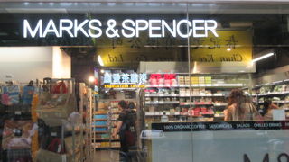 お土産に喜ばれるお菓子を買いましょう。ヨーロッパに行ったの？って言われますけど・・