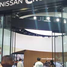 車がずらりと並びます