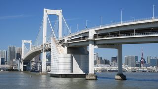 白い橋には青空が似合います