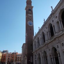 手前の建物はバシリカです。