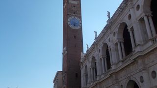 シニョーニ広場にあります。