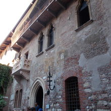 外観です。バルコニーもあります。