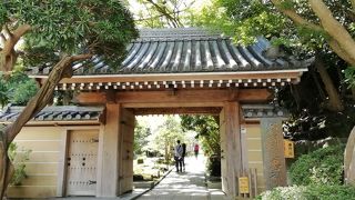 美しく重厚な山門です