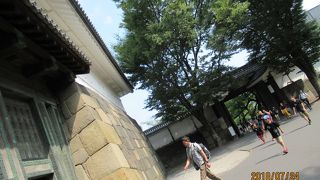 この門を越えて武道館に