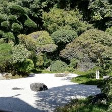 本堂裏手の庭園です