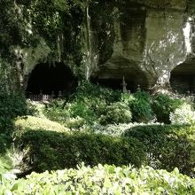 足利一族の墓（やぐら）です