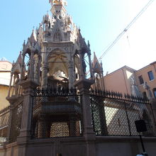 繊細な作りの墓碑です。