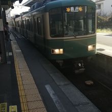 鎌倉駅に入線する江ノ電です