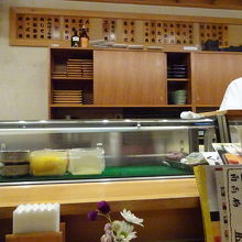 店はお寿司屋さんのつくりです。
