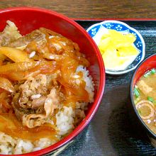 食堂で食べた牛丼です。