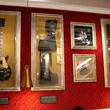 壁には有名ミュージシャンのギターが・・・！
