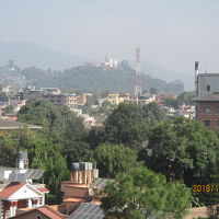 スワヤンブナート見えます。手前右はソルティ・クラウンホテル