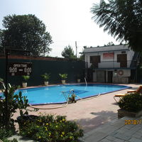 プールがあります。10時前は誰も利用していません