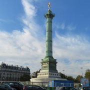 フランス革命の記念の塔が立っています
