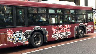 可愛いカラーリングのバス