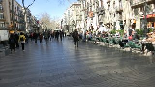 広く綺麗な通り