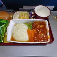 機内食もアルコールも無料で提供されます。それって普通か＾＾