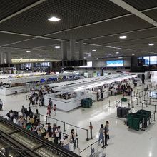 チェックインカウンターはAで、成田第2の一番端っこです。