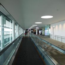 搭乗ゲートはサテライトなんで、とても遠いです