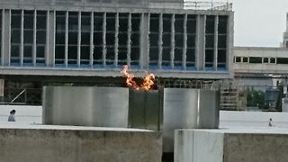 原爆死没者慰霊碑から原爆ドームを結ぶ一直線上にあります