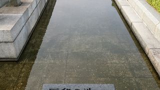 慰霊碑から平和の灯周辺に広がる