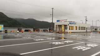 朝一番のフェリーの時間帯は、どこもお店が開いていません。