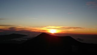 朝日や夕日のマウナケアは幻想的です