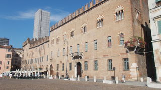 ソルデッロ広場のあります。