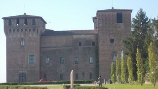 マントヴァの町の北側にあります。