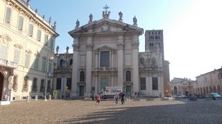 ソルデッロ広場にあります。