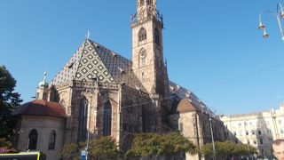 ヴァルター広場に面しています。