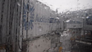 ニュージーランド航空のハブ空港で、ニュージーランド最大の空港です。雨の中、オークランド国際空港から帰国の途につきました。
