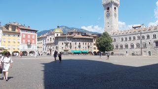 ドーモーの前の広場です。