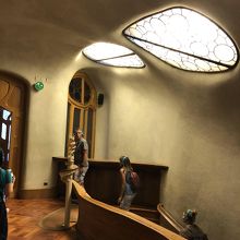 この手すりの曲線、たまりません