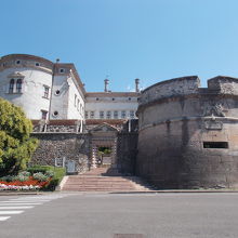 博物館の入り口は入って左手にあります。