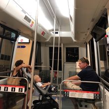 車内はこんな感じで、傾斜してます