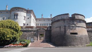 町の東端にあります。