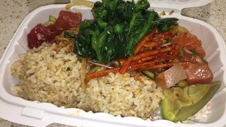 ヘルシーなポケ丼が食べられるお店です。