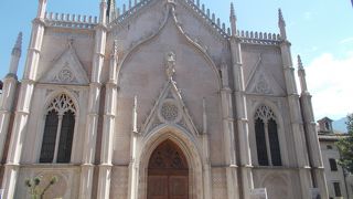 町の東側にあります。