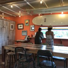 店内と外にも席があります。