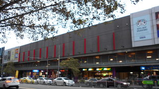 「サザンクロス駅」の前の南北に通る通り