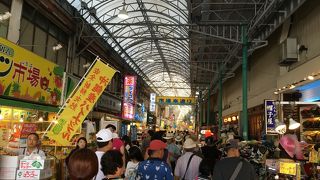 避暑が出来て活気のある通り