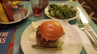 サラダを足すとヘルシーになる。